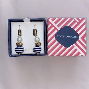 Mythologie Navy Blue and Pearl Earring